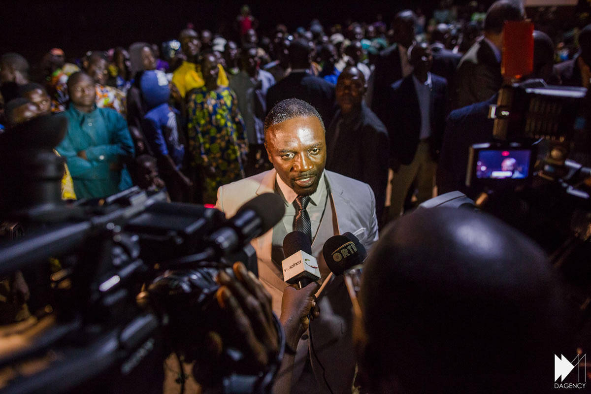 Akon answering to media in Pahou - Photo credit: David Monfort//Dagenc